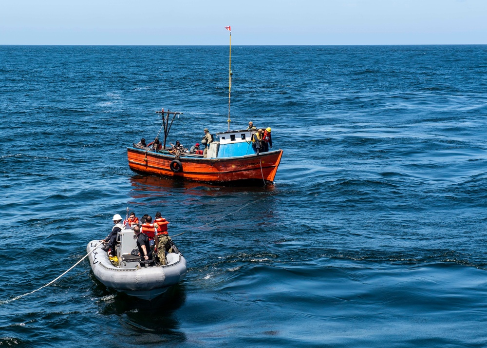 USS Michael Murphy Provides Aid to Stranded Mariners