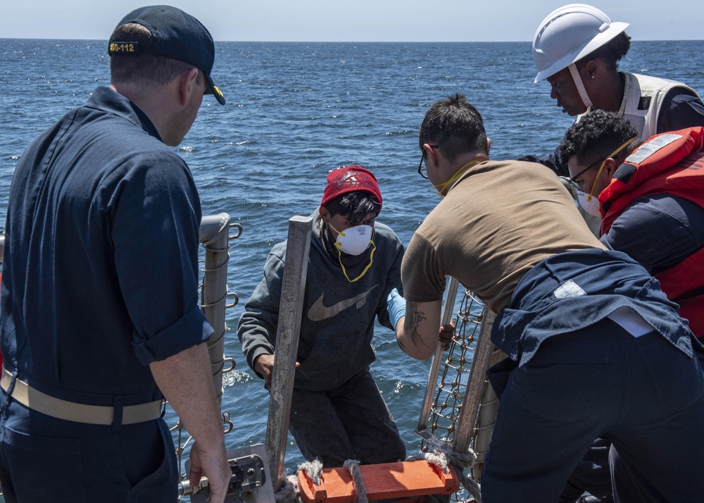 USS Michael Murphy Provides Aid to Stranded Mariners