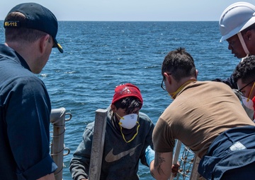 USS Michael Murphy Provides Aid to Stranded Mariners