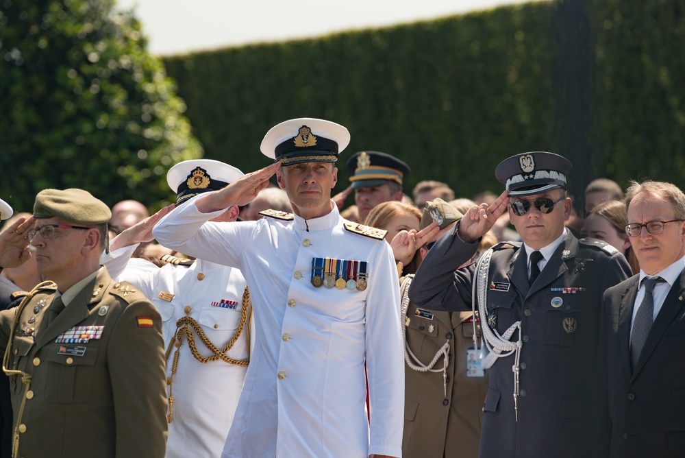 POTUS and VPOTUS participate in a welcome ceremony for SD Esper