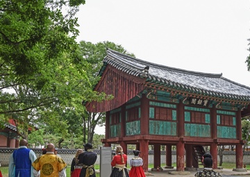 MND hosts cultural tour for U.S. service members