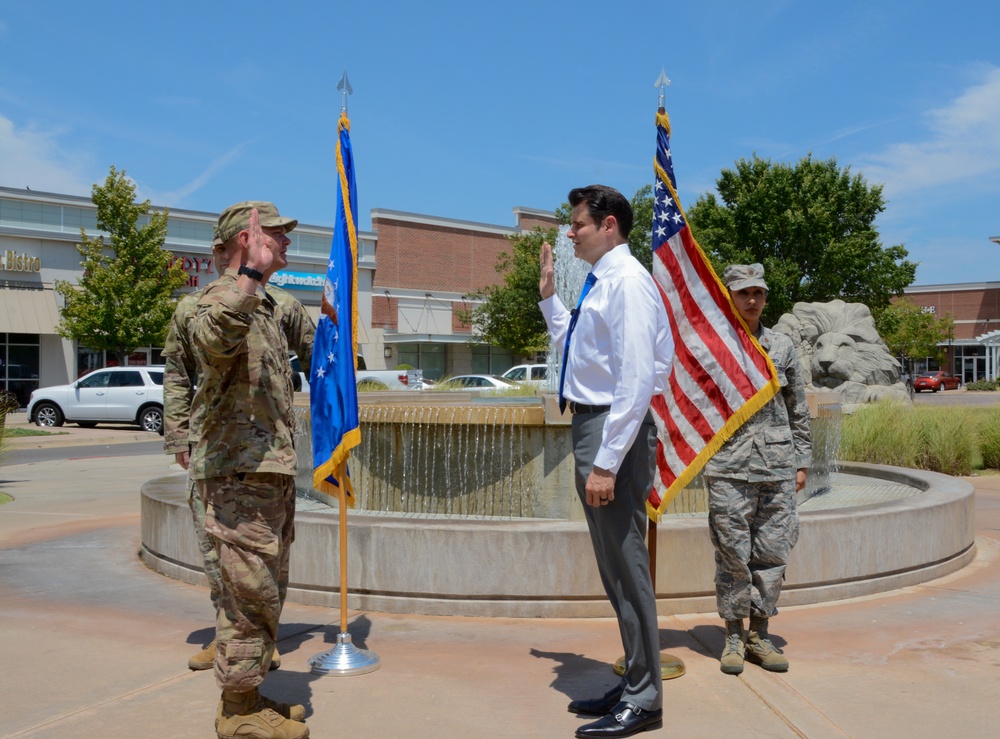 Staff Sgt. Jeff George enlists in the Air Force Reserve