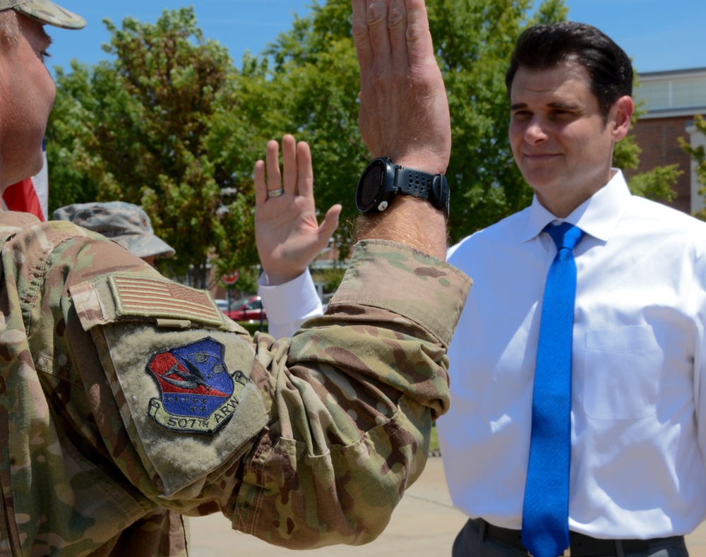 Staff Sgt. Jeff George enlists in the Air Force Reserve