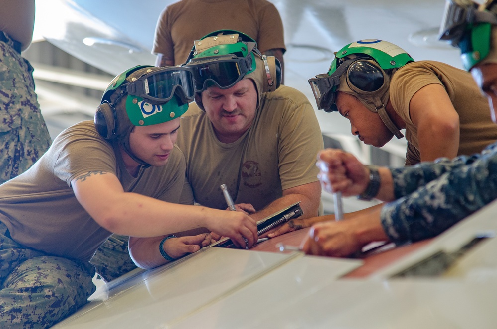 CNATTU NORFOLK INSTRUCTORS CONDUCT INAUGURAL “BURST” COURSE FOR E-2 AND C-2 VARIANT AIRCRAFT