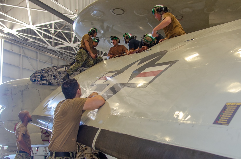 CNATTU NORFOLK INSTRUCTORS CONDUCT INAUGURAL “BURST” COURSE FOR E-2 AND C-2 VARIANT AIRCRAFT