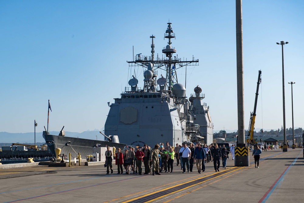 U.S. Navy Ships Depart Naval Station Everett for Seattle Seafair 2019