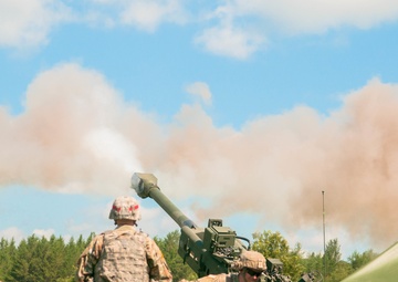 Students fire M777 A2 Howitzer