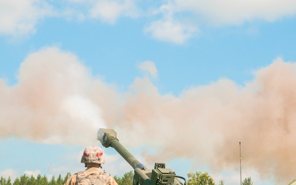 Students fire M777 A2 Howitzer