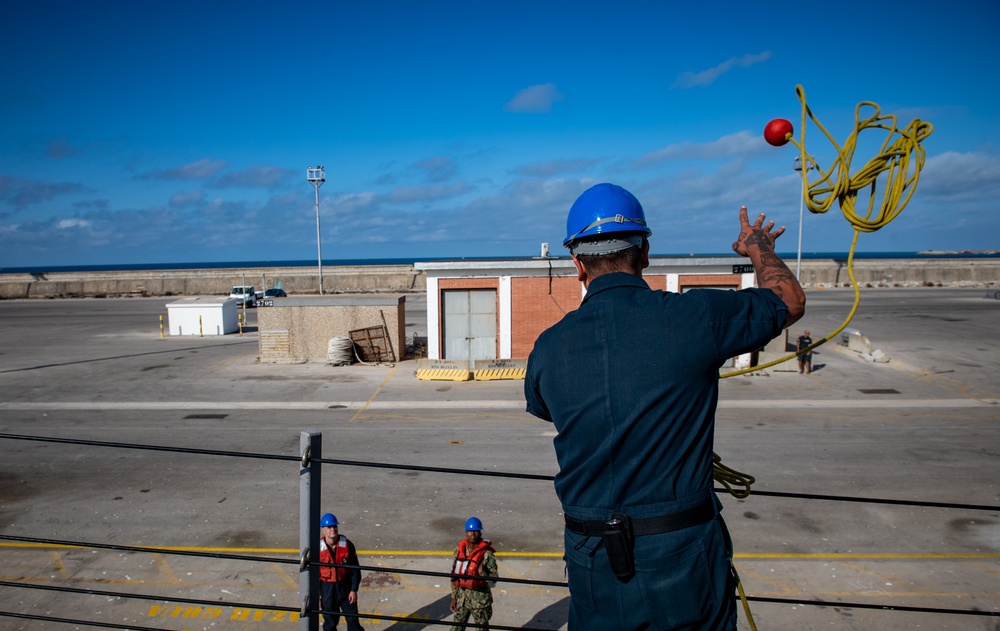 USS Porter (DDG 78) pulls into Rota, Spain