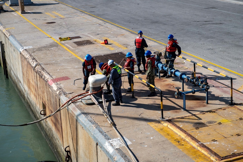 USS Porter (DDG 78) pulls into Rota, Spain