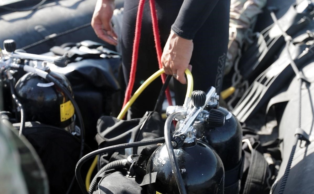 Army Engineer Divers Train While Training