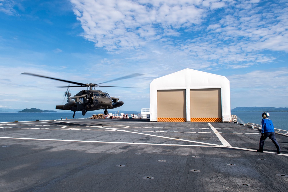 U.S. Army aviation team completes qualifications to support USNS Comfort 2019