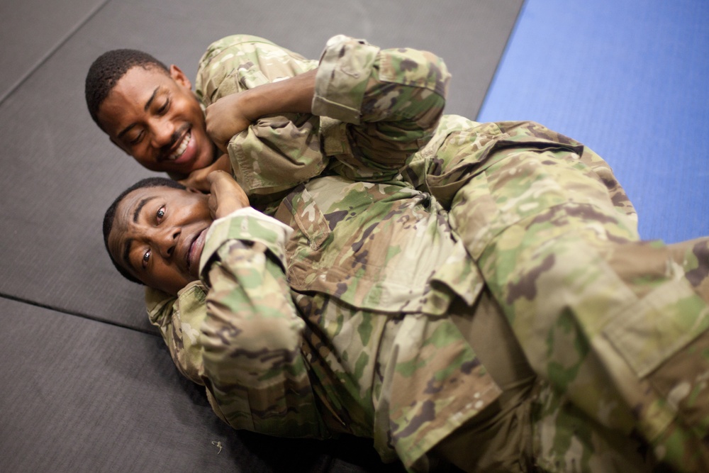 Close with and Destroy the Enemy: Signal Soldiers Practice Combatives