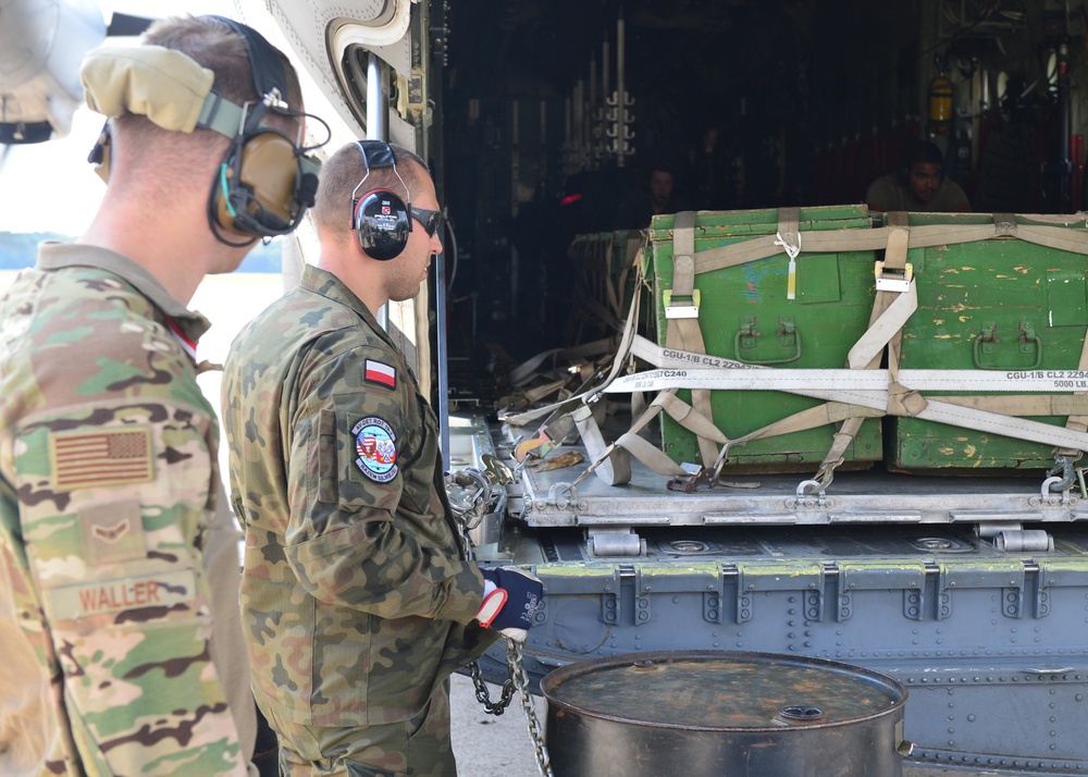 435th CRS teaches offload methods in Poland