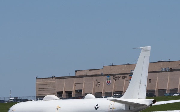 E-6B Landing