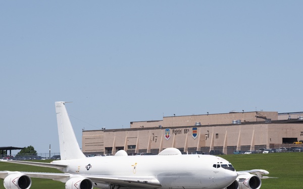 E-6B Landing