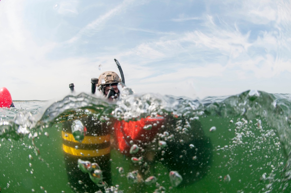 EOD Technicians Conduct Mine Countermeasure Exercise