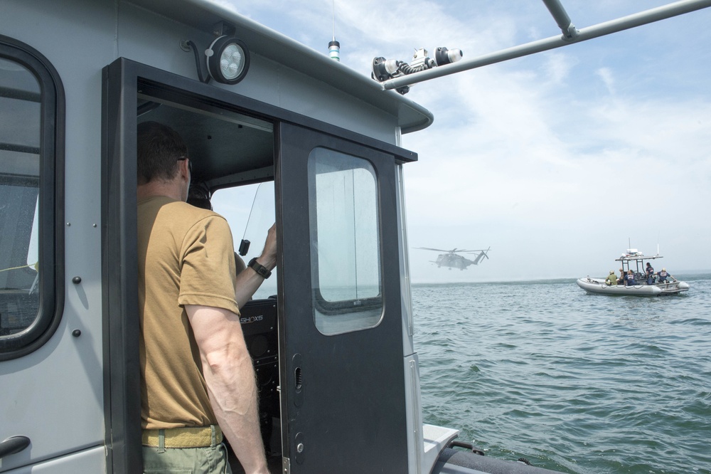 EOD Technicians Conduct Mine Countermeasure Exercise