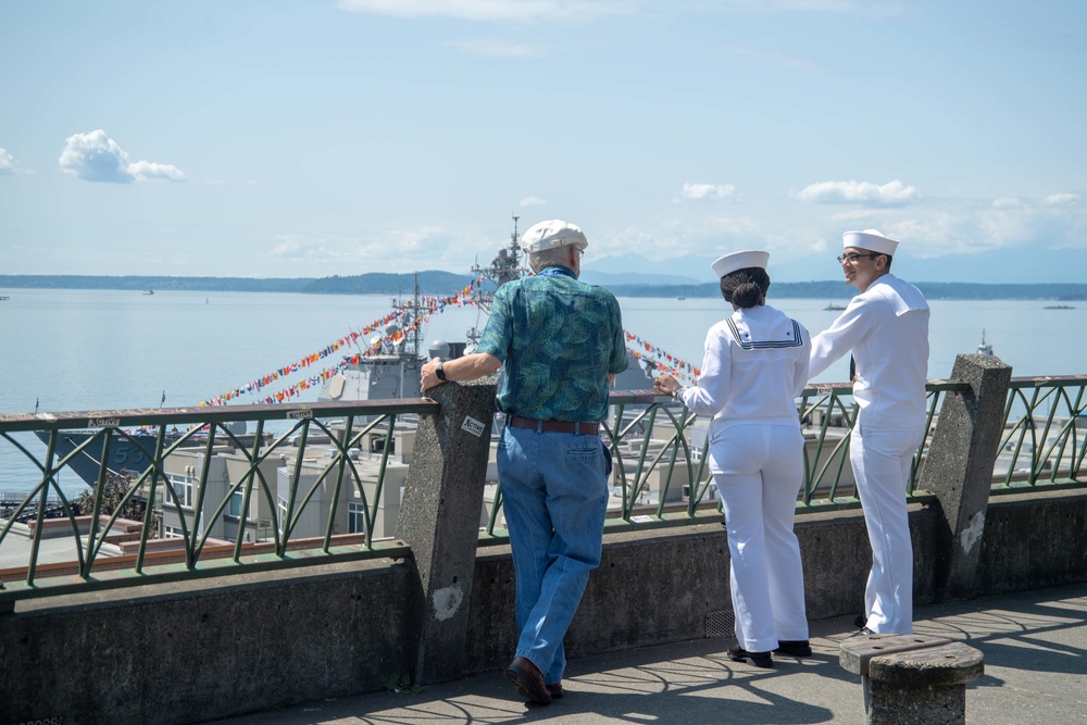USS Mobile Bay Sailors Visit Bread of Life Mission during Seattle Fleet Week