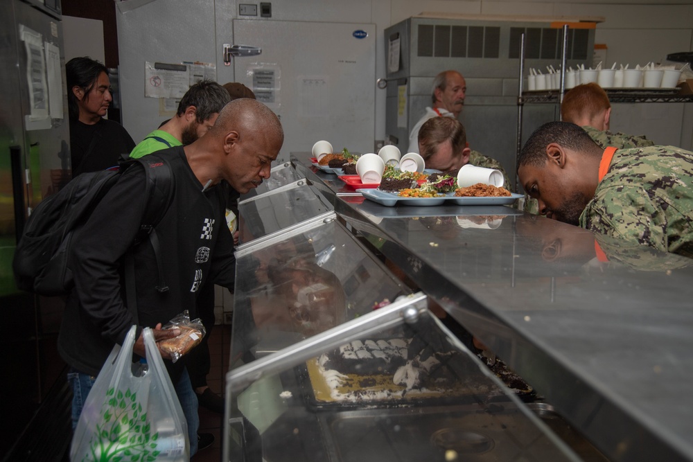 USS Mobile Bay Sailors Visit Bread of Life Mission during Seattle Fleet Week