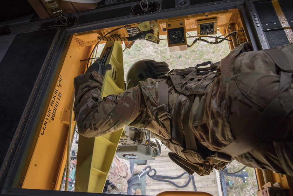 1st Eng. Soldiers Learn the Ropes of a Sling Load