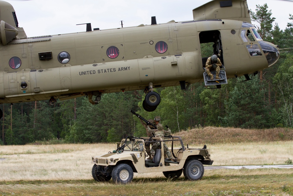 1st Eng. Soldiers Learn the Ropes of a Sling Load