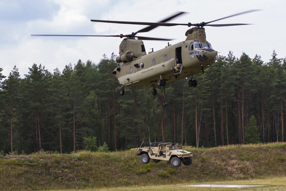 1st Eng. Soldiers Learn the Ropes of a Sling Load