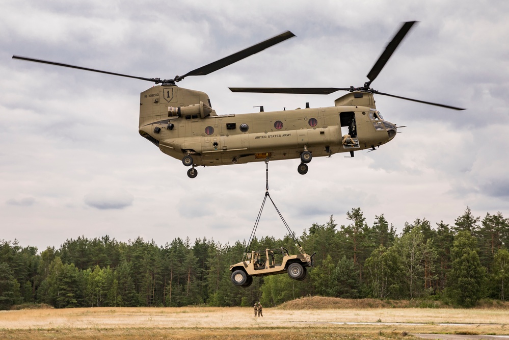 1st Eng. Soldiers Learn the Ropes of a Sling Load