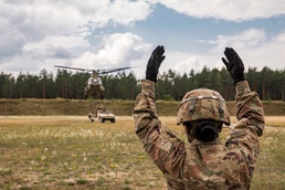 1st Eng. Soldiers Learn the Ropes of a Sling Load