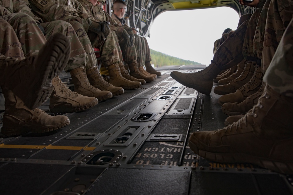 1st Eng. Soldiers Learn the Ropes of a Sling Load