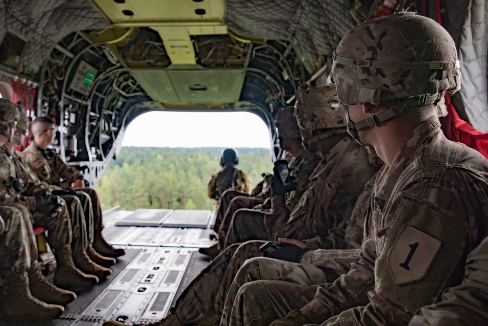 1st Eng. Soldiers Learn the Ropes of a Sling Load