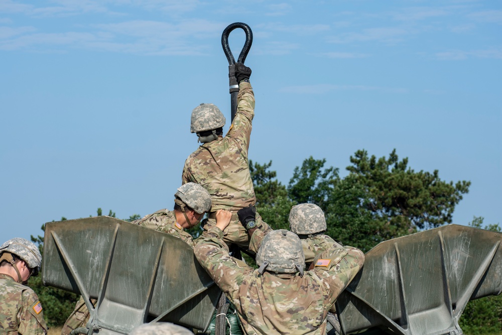 NY Army National Guard artillery Soldiers conduct slingload training at Fort Drum