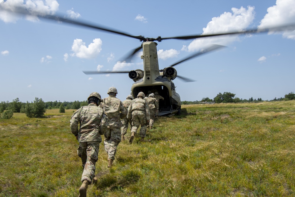 NY Army National Guard artillery Soldiers conduct slingload training at Fort Drum