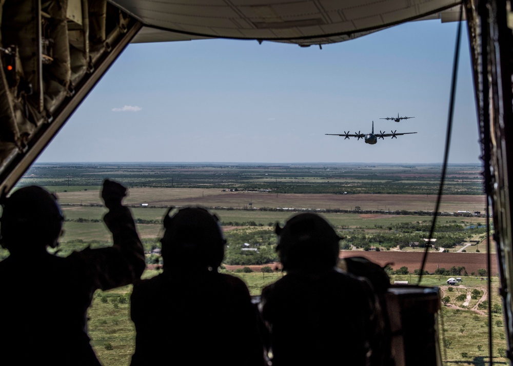 AMC Commander visits Dyess Air Force Base