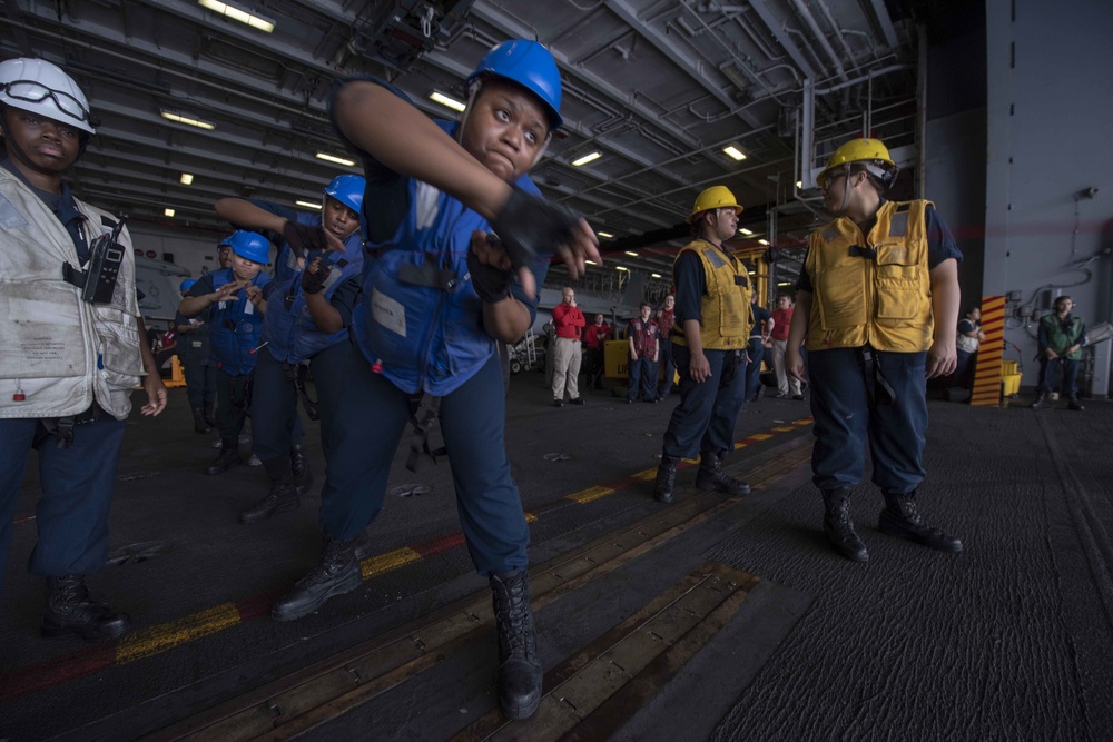 USS Ronald Reagan Conducts RAS With All-Female Rig Team