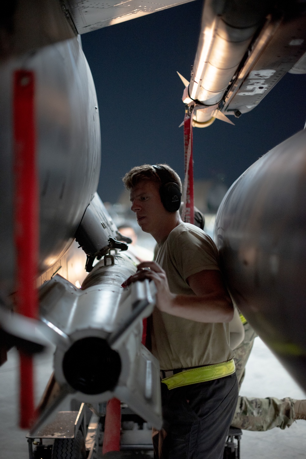 Weapons load crew arms F-15E Strike Eagle