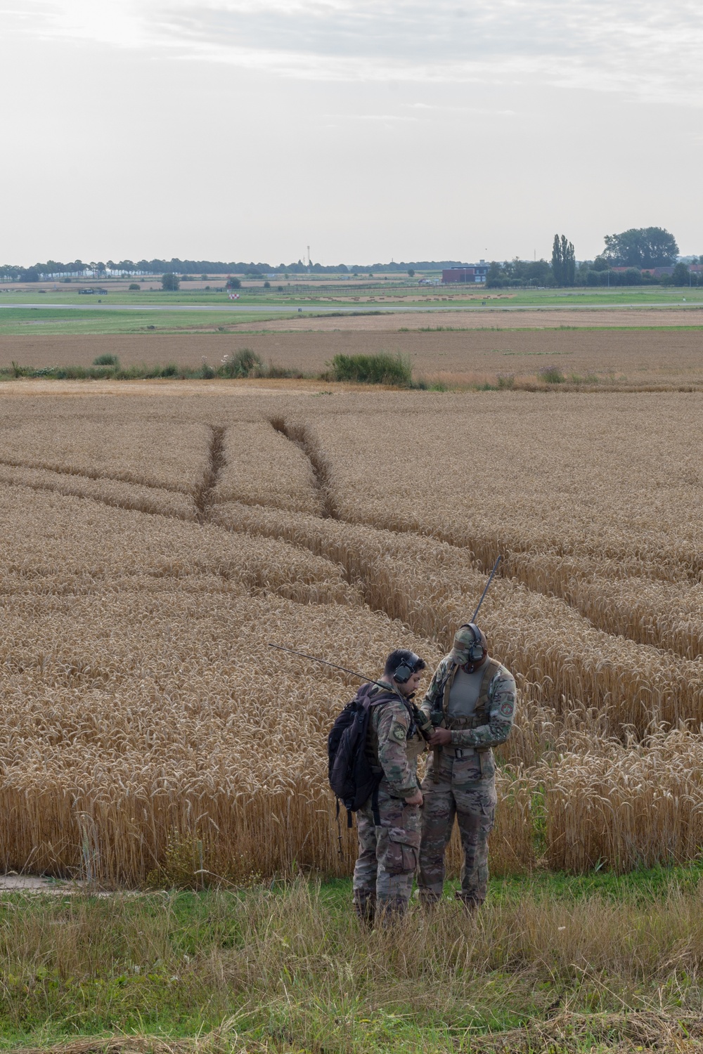 1 Combat Comm trains with 424th ABS, helps C130 land on LZ Charlie