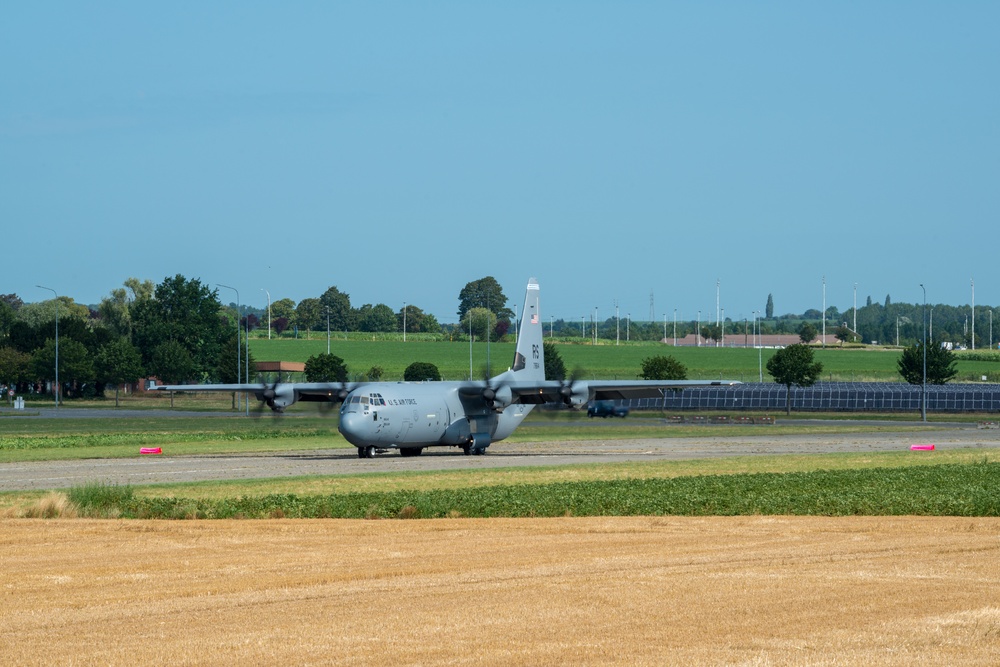 1 Combat Comm trains with 424th ABS, helps C130 land on LZ Charlie