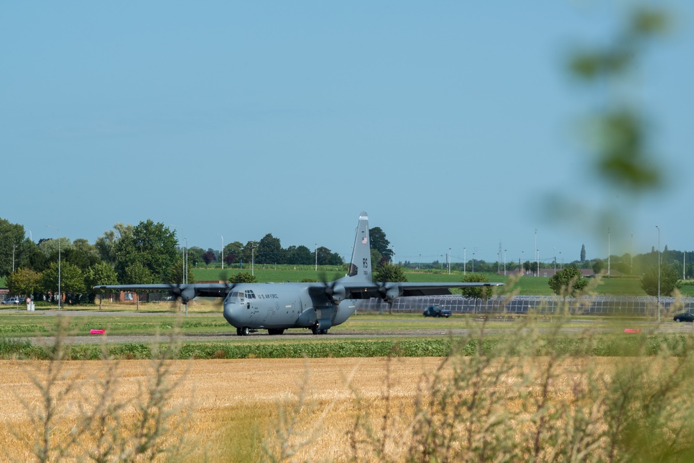 1 Combat Comm trains with 424th ABS, helps C130 land on LZ Charlie