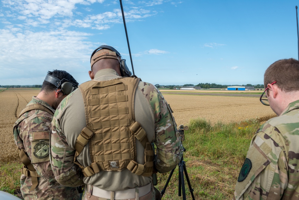 1 Combat Comm trains with 424th ABS, helps C130 land on LZ Charlie