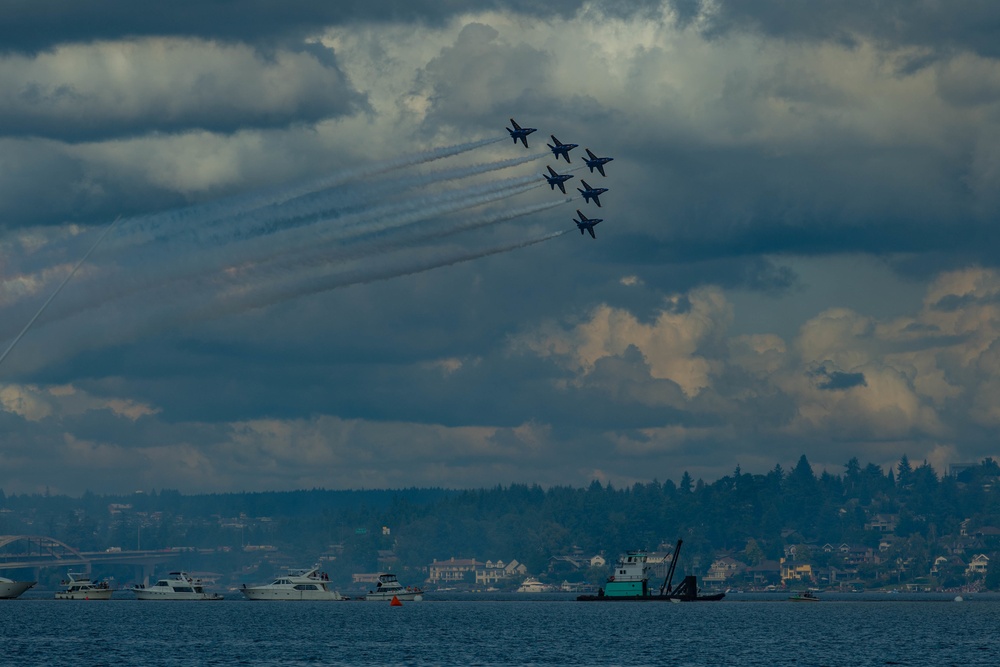 Blue Angels Soar Into Seattle During Fleet Week
