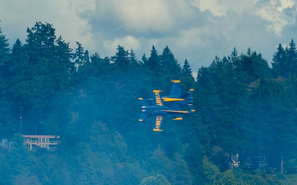 Blue Angels Soar Into Seattle During Fleet Week