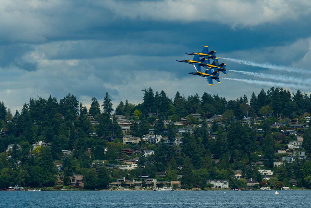 Blue Angels Soar Into Seattle During Fleet Week