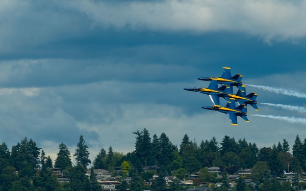 Blue Angels Soar Into Seattle During Fleet Week