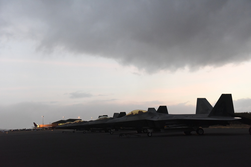 HIANG F-22 Raptors sit at Maui Airport after first day of training