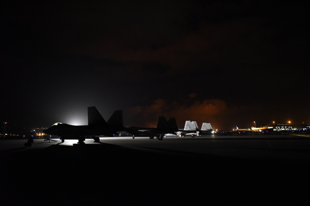 HIANG F-22 Raptors sit at Maui Airport after first day of training