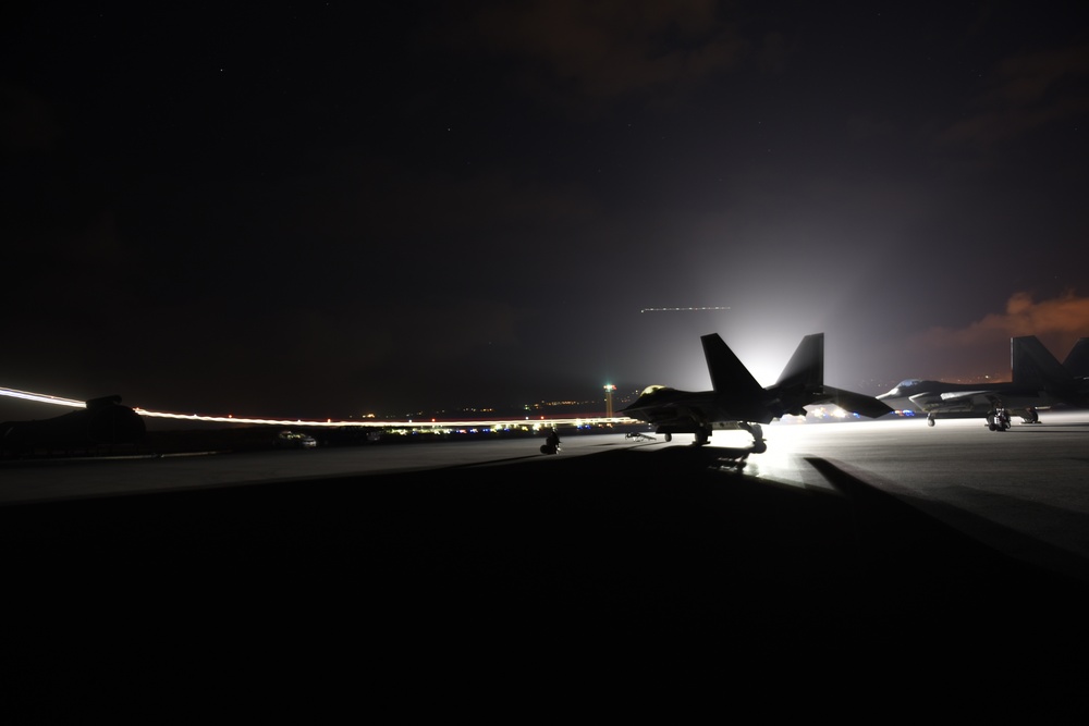 HIANG F-22 Raptors sit at Maui Airport after first day of training