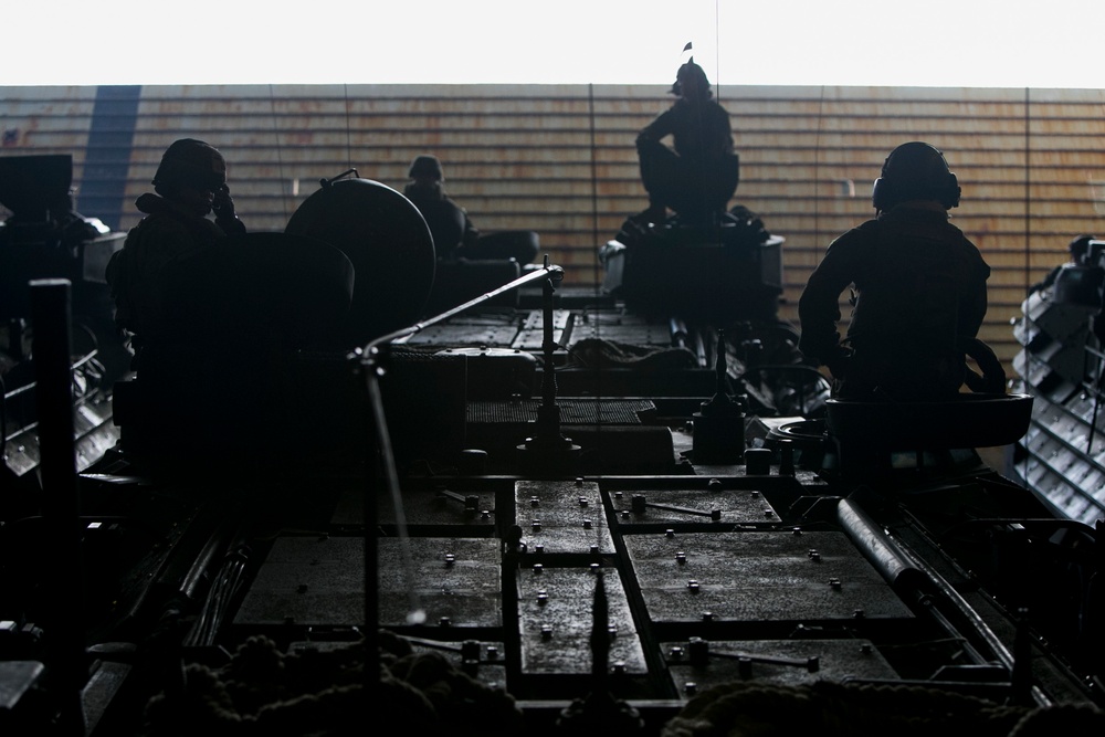 U.S. Marines complete simulated combined amphibious assault, reconnaissance raid in Bowen, Australia