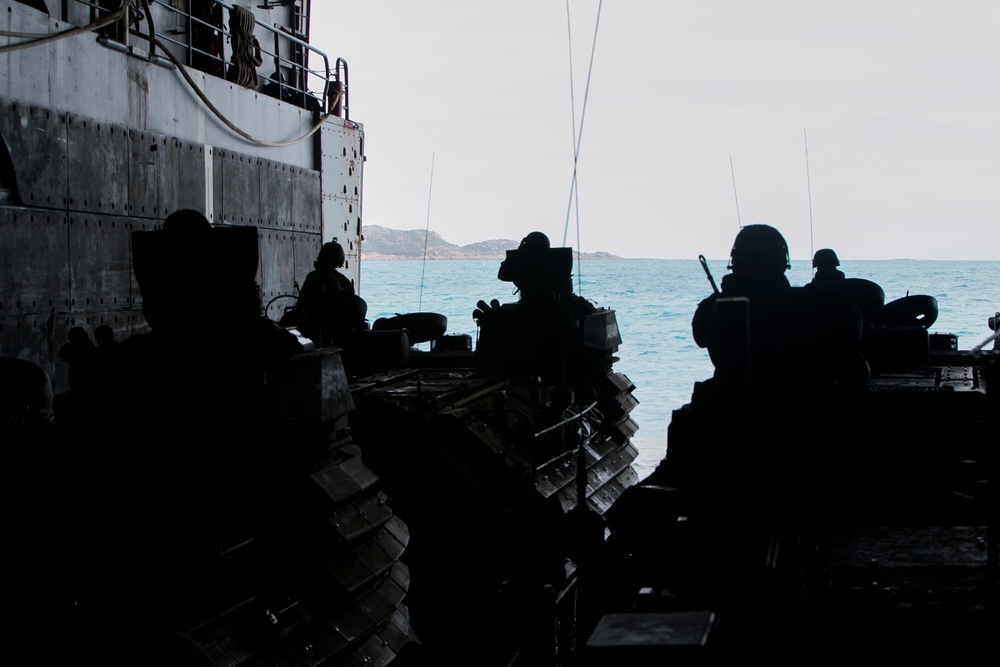 U.S. Marines complete simulated combined amphibious assault, reconnaissance raid in Bowen, Australia