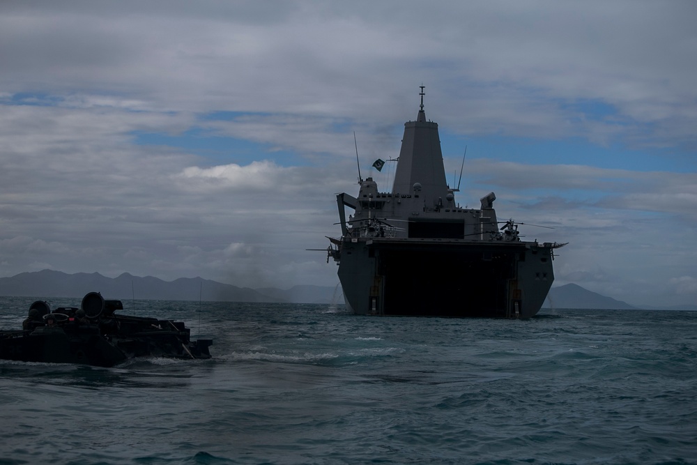 U.S. Marines complete simulated combined amphibious assault, reconnaissance raid in Bowen, Australia